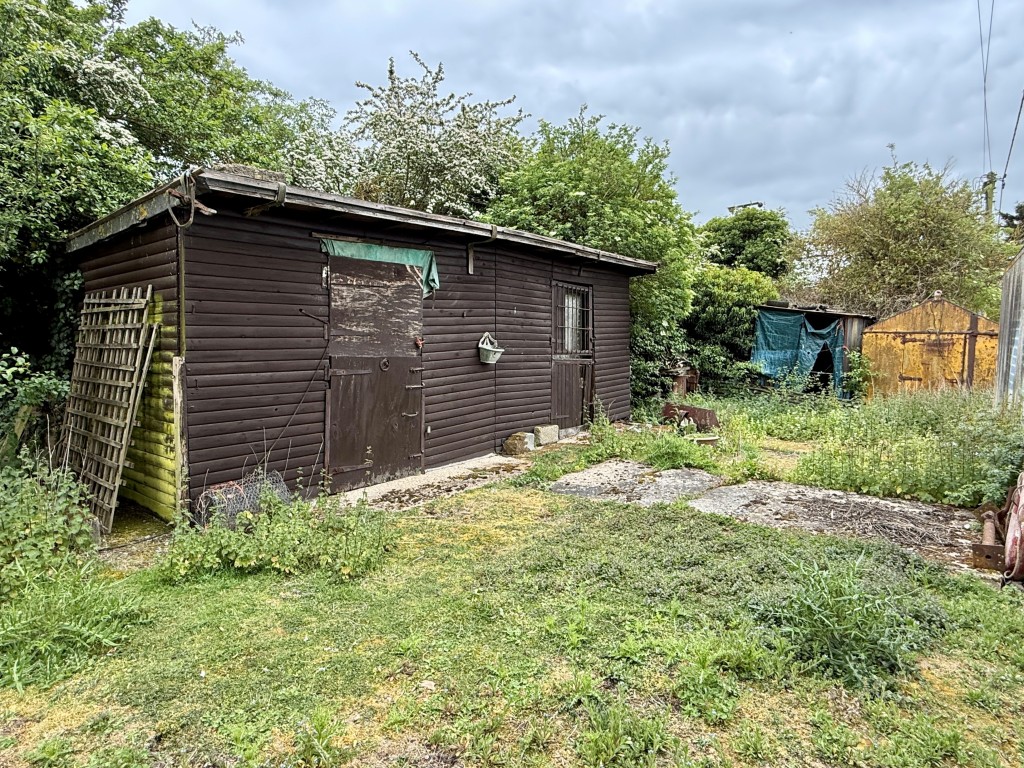 Lot: 84 - BUNGALOW ON LARGE PLOT WITH STABLE AND PADDOCK OFFERING POTENTIAL - Stables